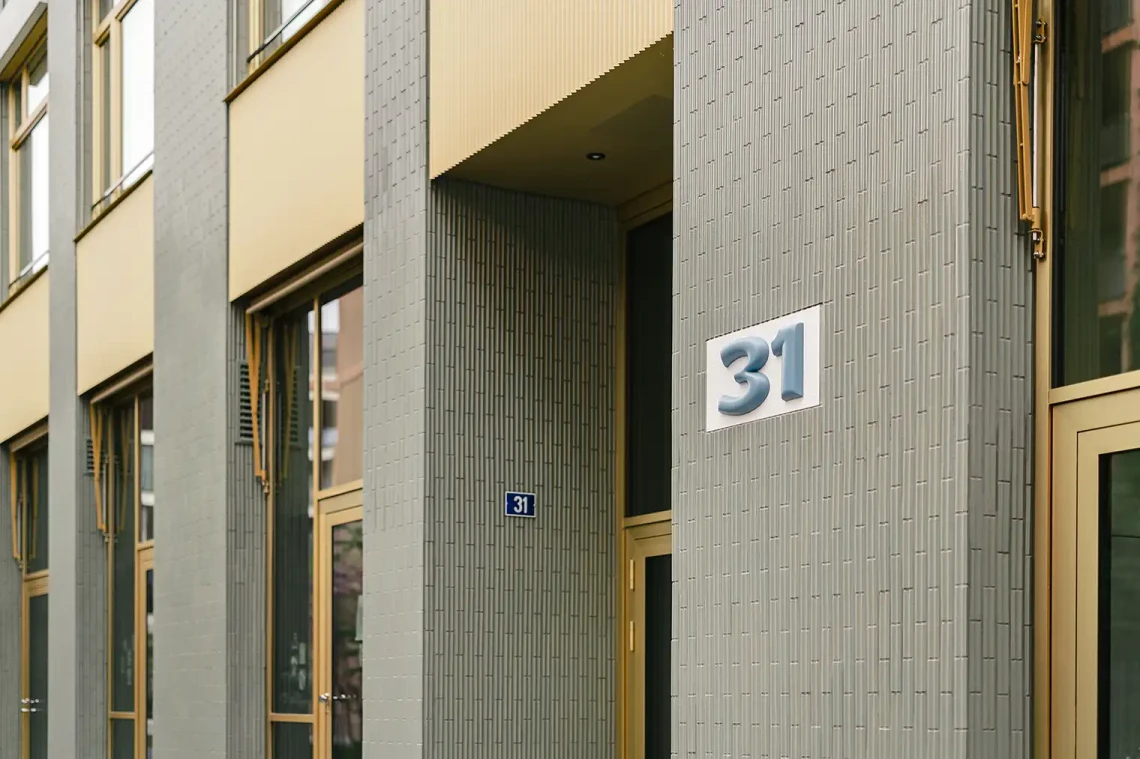 Das Foto zeigt die Hausnummer der Winterthurer Solarstrasse 31.