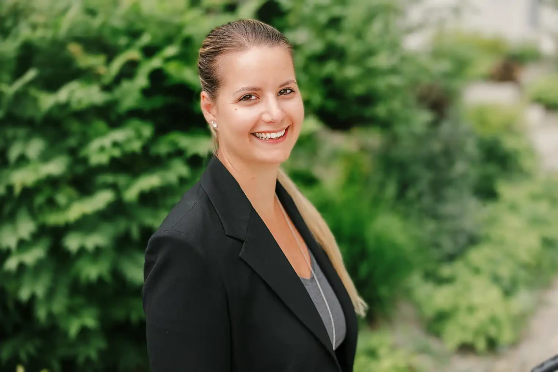 Foto zeigt Anwaltsassistentin Silvy Gillhausen in Winterthur-Neuhegi.