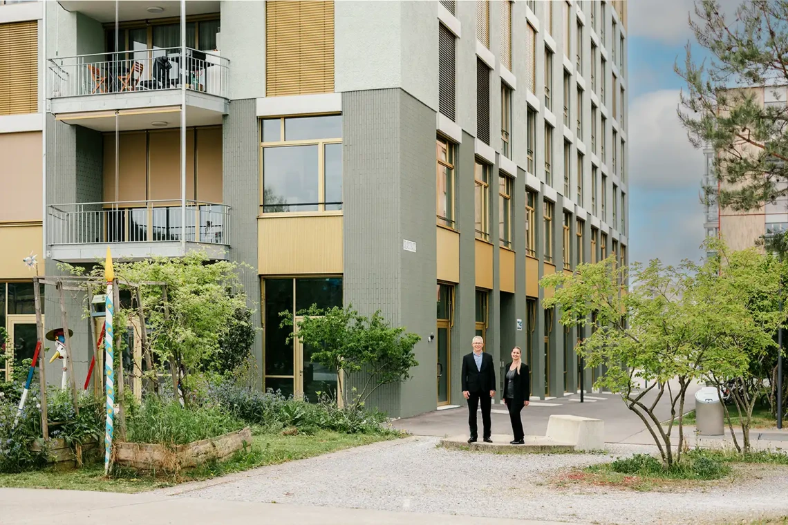 Foto zeigt den Eingang der Steuerkanzlei im Haus Weiler. Davor stehen Rolf Benz und seine Assistentin.
